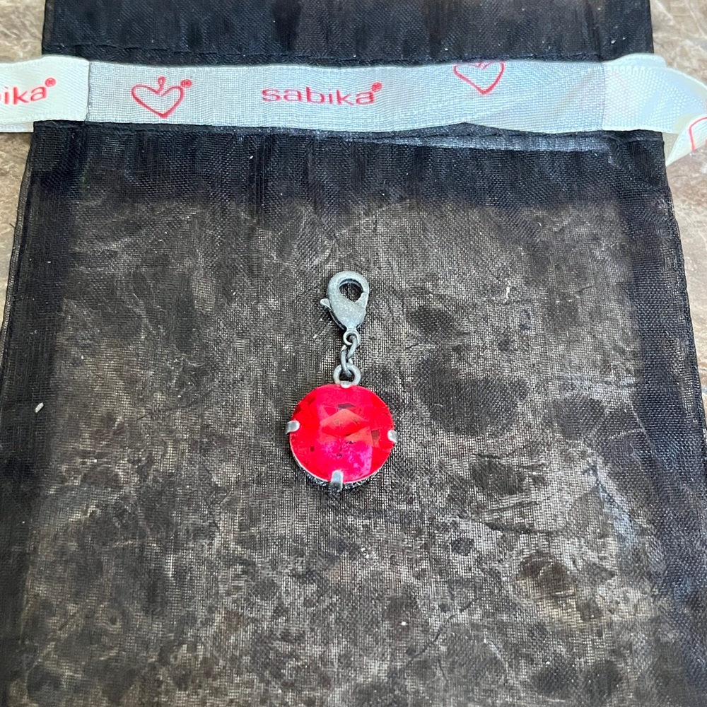 🌹🌹🌹Sabika Vibrant Red Charm with Black Mesh Pouch - Picture 3 of 3